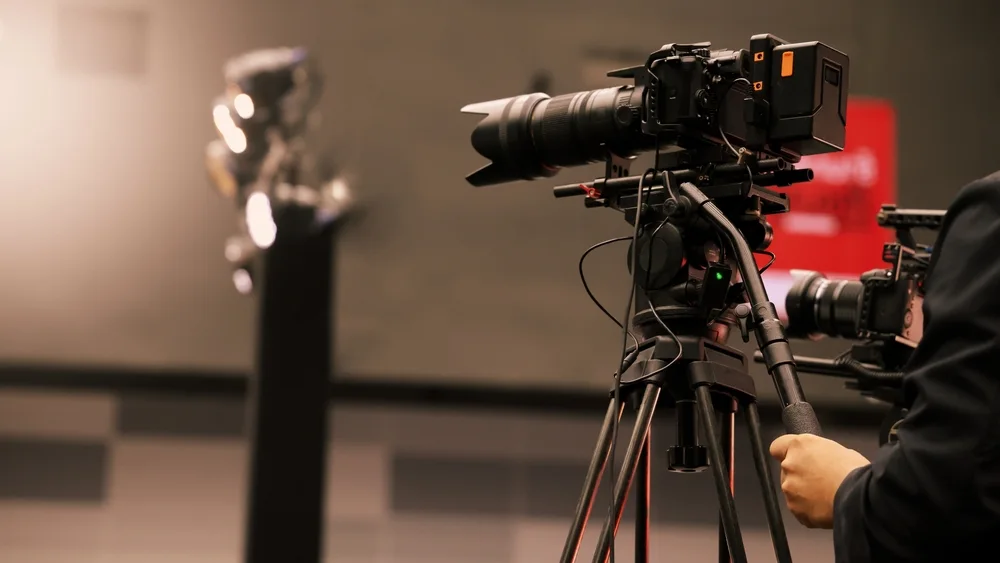 How Focus Pullers Keep Moving Actors Sharp in Movie Scenes