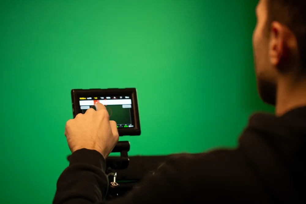 Filmlerde Yeşil Perde Neden Yeşil? Neden Mavi Değil?
    Chroma key nasıl çalış (1)