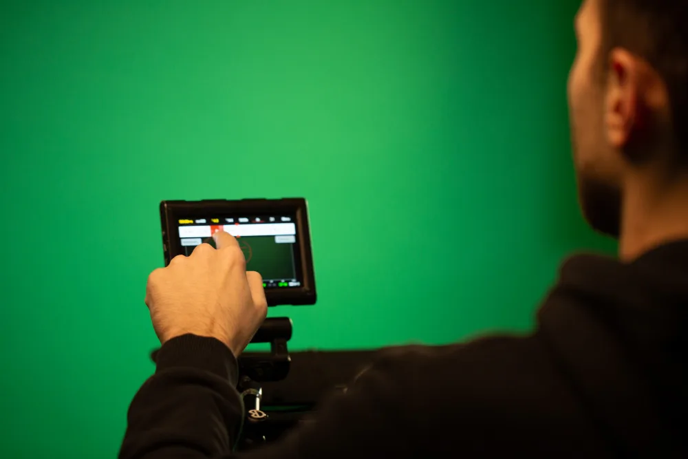 Filmlerde Yeşil Perde Neden Yeşil? Neden Mavi Değil?
    Chroma key nasıl çalış (1)