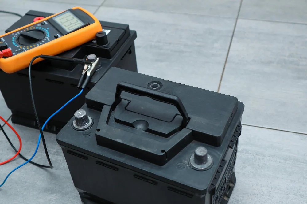 Arabalarda Neden Hâlâ 12 Volt Akü Kullanılıyor?

Otomobillerde onlarca yıldır