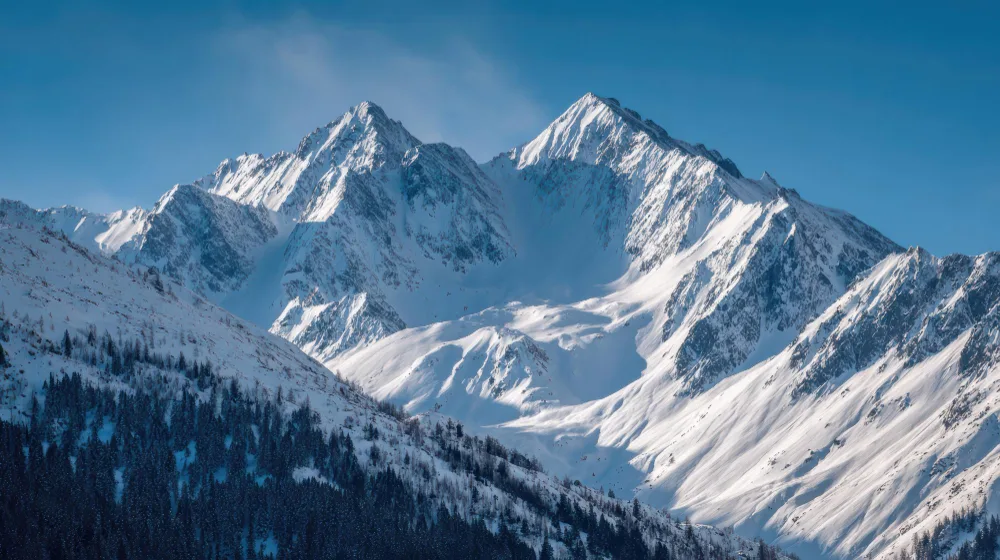 Ski-In/Ski-Out or Mountain Base? How Hotel Location Shapes a Snow Holiday